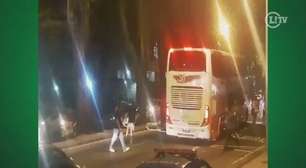 Torcedores do Fluminense protestam contra os jogadores e dão pontapés em ônibus