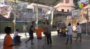 Federação Internacional de Vôlei inaugura quadra em favela