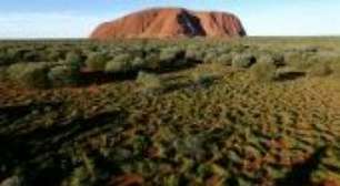 Drone capta vista deslumbrante de grande pedra sagrada em deserto australiano