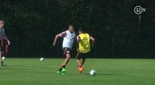 Wesley leva caneta de Edimar em treino do São Paulo. Assista!