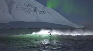 Surfistas enfrentam água gelada e surfam sob aurora boreal na Islândia