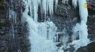 Frio faz cachoeira congelar nos Estados Unidos