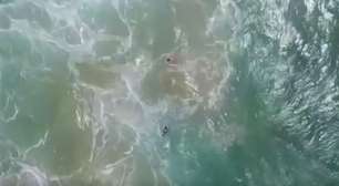 Drone ajuda em resgate de adolescentes em praia na Austrália