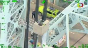 Policiais resgatam homem que estava prestes a pular de ponte