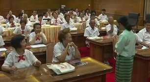 População idosa está voltando às escolas na Tailândia