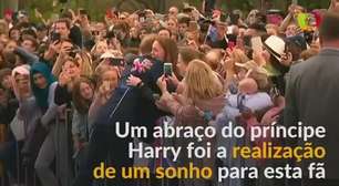 Abraço real faz fã de príncipe Harry chorar de alegria