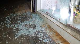 Bandidos estouram vidraça e furtam roupas de loja no Centro de Cascavel