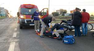 Batida entre carro e moto deixa mulher ferida no Centro de Cascavel