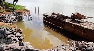 Barreiras de contenção não dão conta do lixo acumulado no Lago Municipal de Cascavel