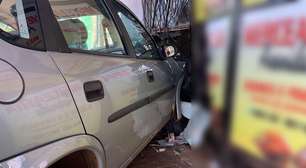 Mercearia fica destruída após carro atingir fachada depois de acidente em Cascavel