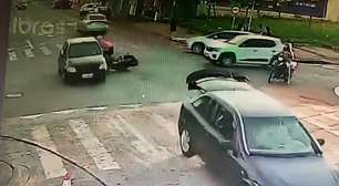 Câmera flagra acidente entre carro e moto na Rua Xavantes