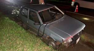 Fiat Uno capota na BR-369 em Cascavel
