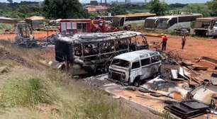 Dois veículos são consumidos pelo fogo em empresa em Cascavel