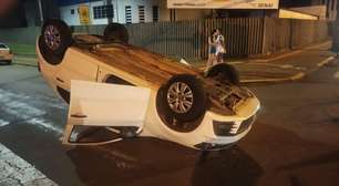 Carro capota após ser atingido por caminhonete em Toledo