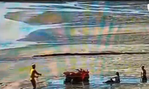 Pessoas ficam atoladas na areia de Balneário Camboriú; vídeo