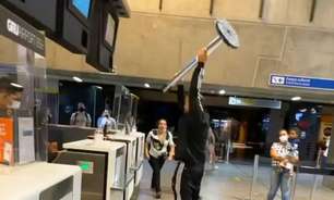 Casal tem ataque de fúria e destrói guichê da Gol; veja