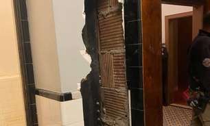 Homem nu é resgatado de dentro de parede de teatro nos EUA