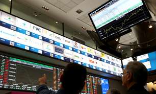 Bolsa cai após aprovação de PEC; dólar ultrapassa 5,60