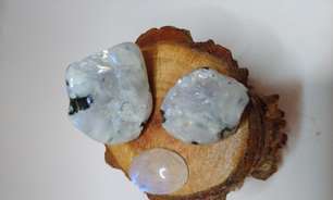 Pedra da lua: significado, benefícios e como usar o cristal