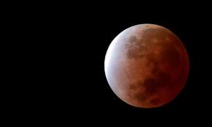 As fascinantes imagens do eclipse lunar parcial mais longo em 580 anos
