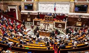 Parlamento francês dá aval para passaporte de vacina