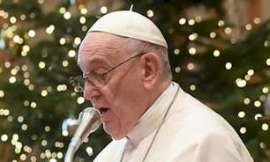Papa Francisco é flagrado visitando uma loja de discos em Roma