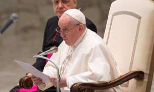 Papa Francisco diz que está com inflamação no joelho
