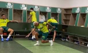 Raphael Veiga grava Deyverson em 'performance musical' no vestiário do Palmeiras e vídeo viraliza