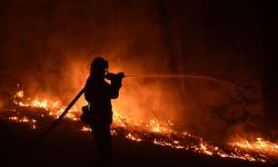 Grande incêndio na Califórnia gera evacuações e fecha estrada