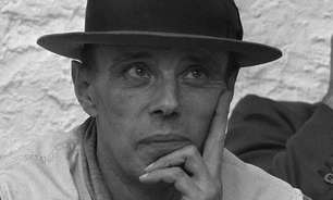 1986: Morria o artista alemão Joseph Beuys