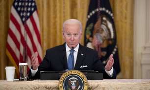Sem notar microfone ligado, Biden xinga repórter na Casa Branca