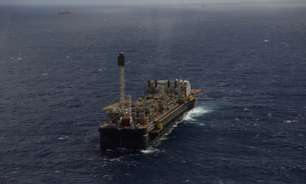Petróleo sobe com preocupações de que riscos políticos globais apertem oferta