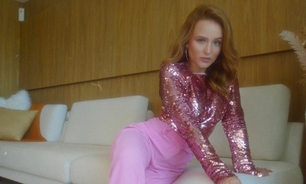 Larissa Manoela usa look rosa para lançar 'Além da Ilusão'