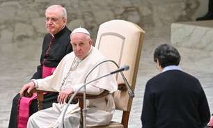 Papa Francisco volta a reclamar de dores no joelho