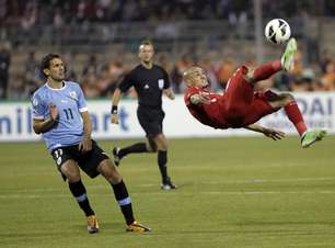 Uruguai "passeia" contra Jordânia e fica quase garantido na Copa