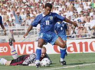 Goleiro da Suécia em 1994 revela decepção por gol de Romário