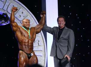 Schwarzenegger premia fisiculturistas em competição no Rio