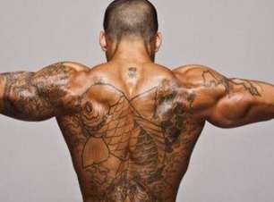 Tatuagem em pele negra: veja dicas e cuidados na hora de fazer a sua