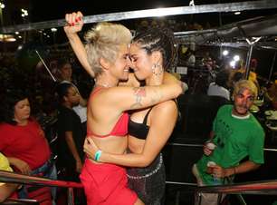 Nanda Costa e namorada são flagradas aos beijos em Salvador