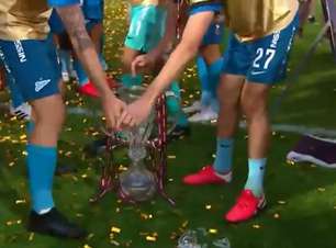 Zenit é campeão, capitão exagera e quebra troféu na festa