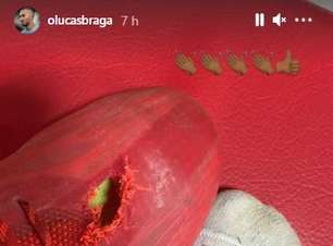 Com aplausos irônicos, Lucas Braga publica foto de chuteira rasgada e pé ferido no Paraguai