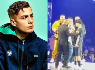 Segurança tenta expulsar MC Hariel do palco após confundi-lo com fã