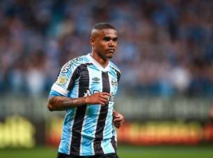 Douglas Costa não tem a intenção de deixar o Grêmio, indica portal