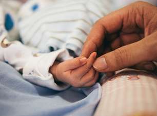 Covid-19 não precisa afetar uso de método canguru em bebês prematuros, diz OMS