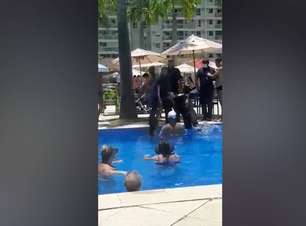 Vereador de Embu das Artes é retirado de piscina após falas racistas