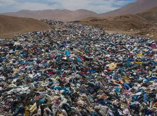 O gigantesco cemitério de roupa usada no deserto do Atacama
