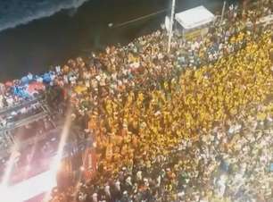 Veja multidão fazendo coreografia do Harmonia do Samba