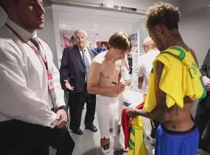 Neymar e Modric trocam camisas e abraços após amistoso