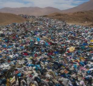 O gigantesco cemitério de roupa usada no deserto do Atacama