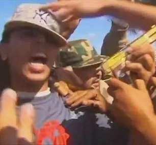 Repórter da BBC reencontra pistola de ouro de Khadafi